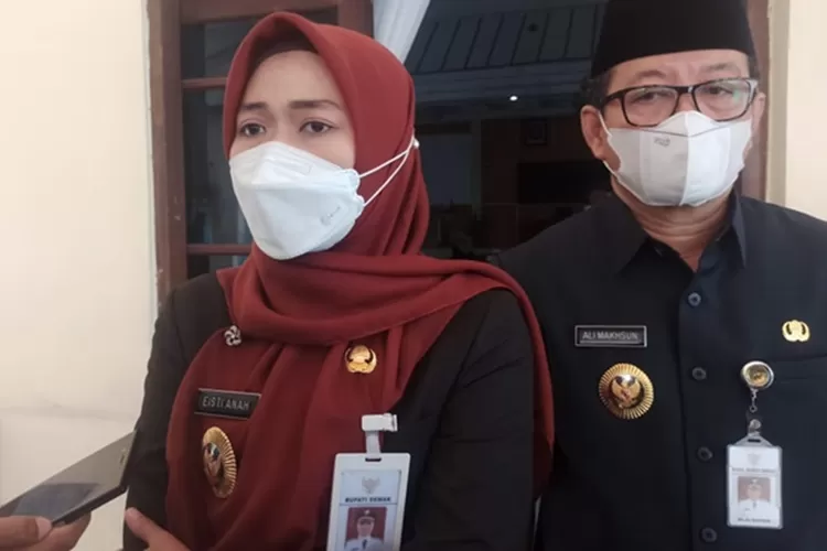 Bupati Demak Eisti&rsquo;anah didampingi Wabup Ali Makhsun memberi penjelasan Pilkades Demak gelombang kedua. (ivo)