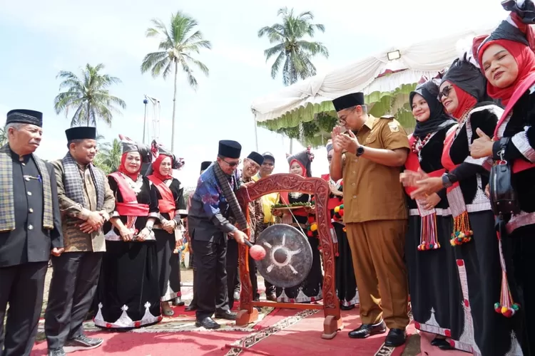 Perantau dan tokoh masyarakat Padang Magek mendampingi Bupati Tanah Datar Eka Putra saat pembukaan iven.