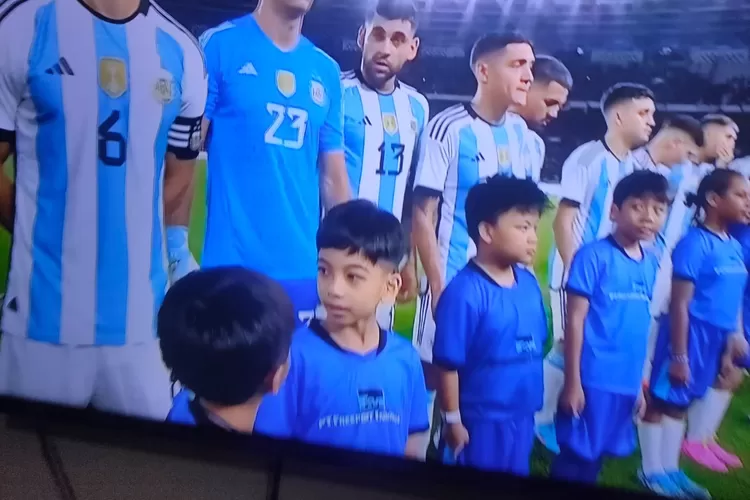 Moment Jan Ethes jadi maskon anak pertandingan Indonesia vs Argentina (Twitter @gibran_tweet)