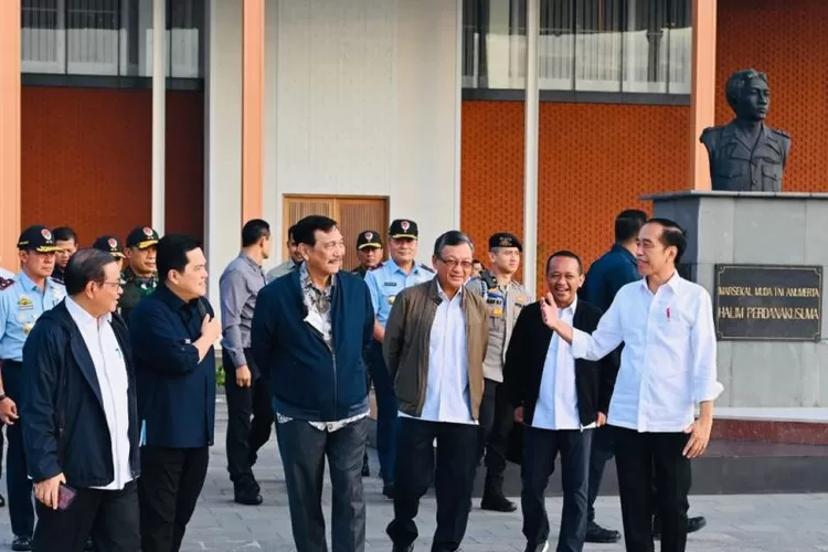 Presiden Joko Widodo berbincang dengan para menteri Kabinet Indonesia Maju sesaat sebelum berangkat menuju provinsi Nusa Tenggara Barat melalui Pangkalan TNI AU Halim Perdanakusuma Jakarta Selasa (20/6/2023) ( ANTARA/Laily Rachev - Biro Pers Sekretariat Presiden)