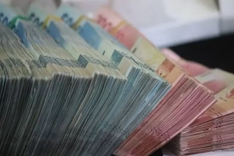 Ilustrasi bantuan sosial. 4 daftar bansos yang diperkirakan cair di Juli 2023 termasuk salah satunya permakanan lansia (Unsplash.com/Mufid Majnun)