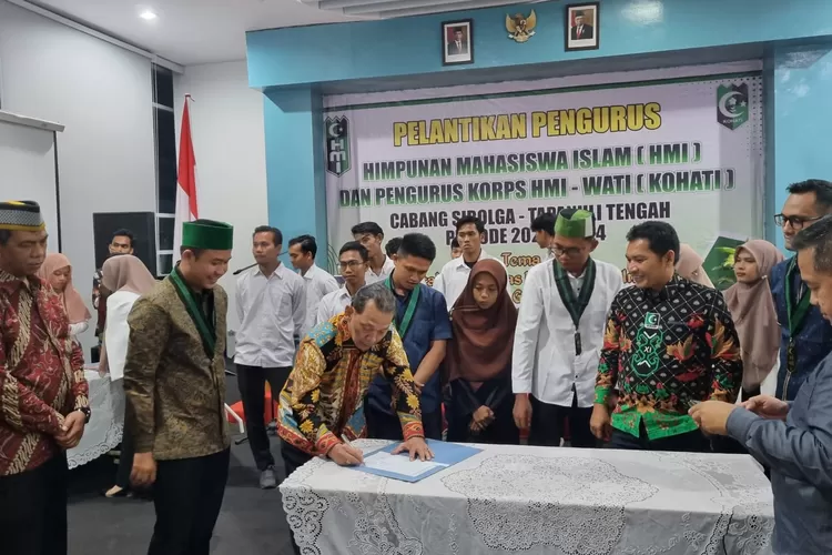 Penasehat MW KAHMI Sumut Syahrul M. Pasaribu, turut menjadi saksi pelantikan pengurus HMI Cabang Sibolga-Tapanuli Tengah periode 2023-2024, di aula PT Pelindo 1 Kota Sibolga, Senin (19/6/2023) malam. (Realitasonline.id/ RI)