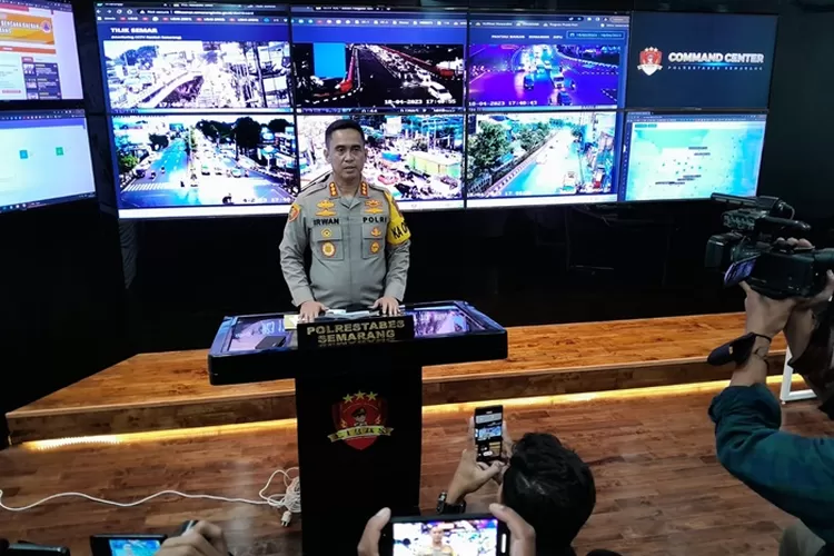 Kapolrestabes Semarang Kombes Irwan Anwar saat di ruangan Command Center yang terintegrasi ke Aplikasi Libas Polrestabes Semarang.  (Ayosemarang.com/ Audrian Firhannusa)