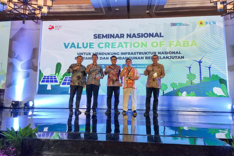 Seminar Nasional bertajuk 'Value Creation of FABA untuk Mendukung Infrastruktur Pertanian dan Pembangunan Berkelanjutan' yang digelar di Semarang, Rabu, 14 Juni 2023 lalu. (Humas PLN)