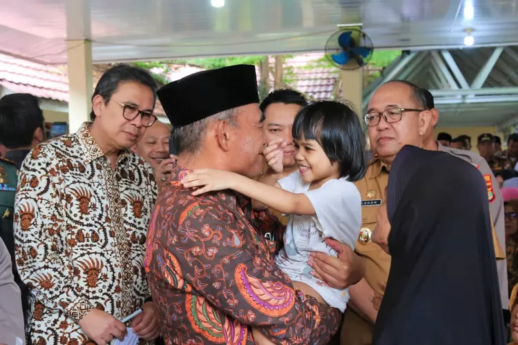 Menko PMK Muhadjir Effendy (memakai peci) menjadi Bapak Asuh lima anak stunting di Lampung Tengah. 