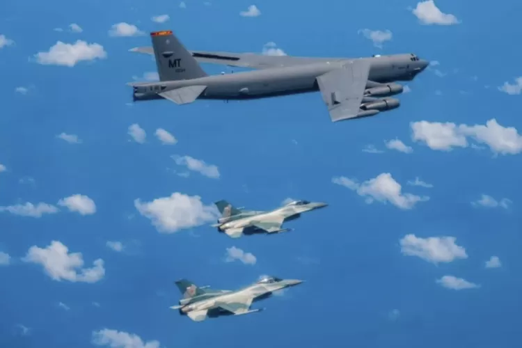 Ini Penampakan F-16 TNI AU Kawal Pesawat Pembom B-52 Stratofortress ...