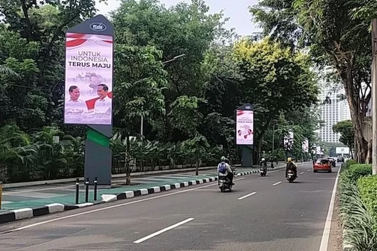Spanduk dan baliho keakraban Prabowo Subianto dan Jokowi mulai membanjiri jalanan Ibu Kota Jakarta. (Foto Jawa Pos.com)