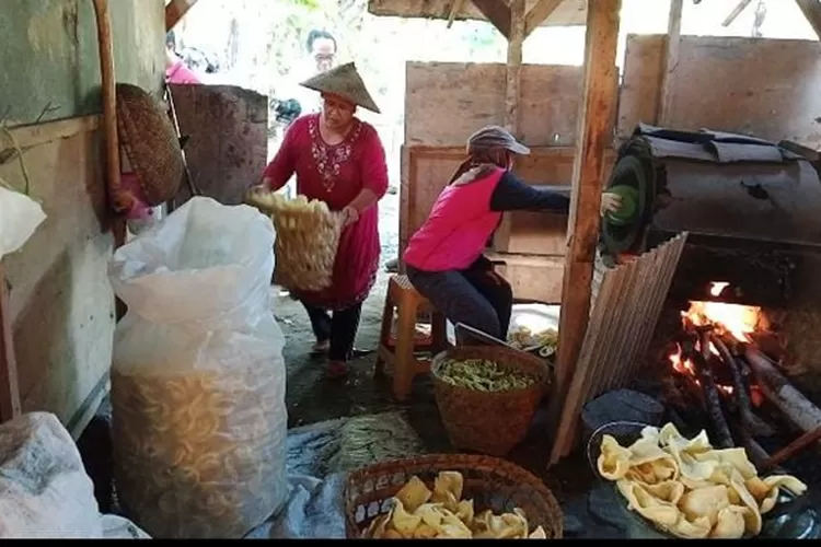 Anggota KUB Makmur Jaya saat memasak krupuk.  (Muslihun/Kontributor Batang)