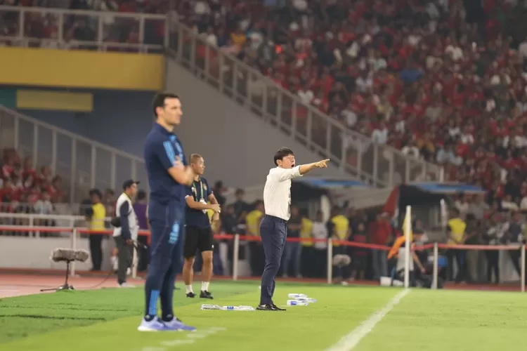 Pelatih Shin Tae-yong saat memberikan instruksi di laga Indonesia vs Argentina