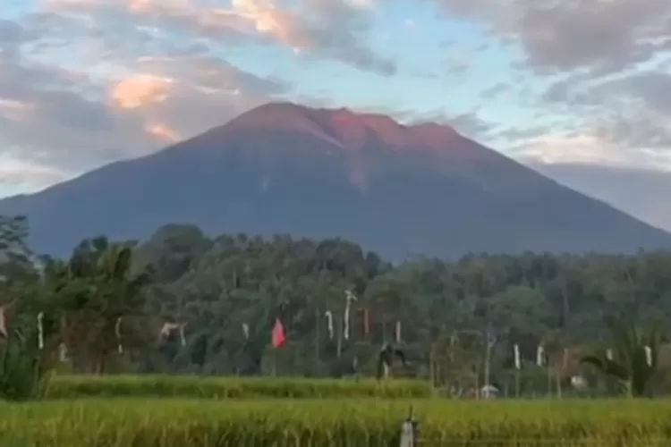 Penampakan Gunung Agung Bali. 2 Jalur Pendakian Gunung Agung Resmi Ditutup, Tindaklanjuti SE Gubernur Bali (Instagram @pendakibali)