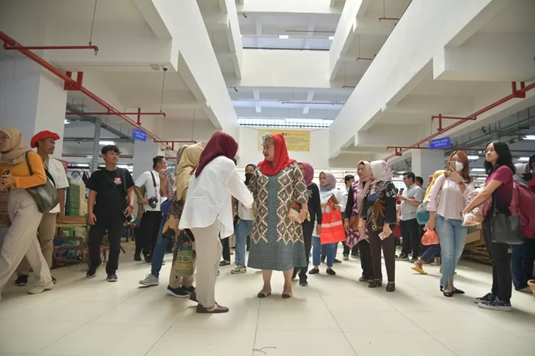 Wali Kota Semarang Hevearita Gunaryanti Rahayu saat berada di Pasar Johar. Saat ini Pemkot resmi mengelola Shopping Center Johar (SCJ). (Humas Pemkot)