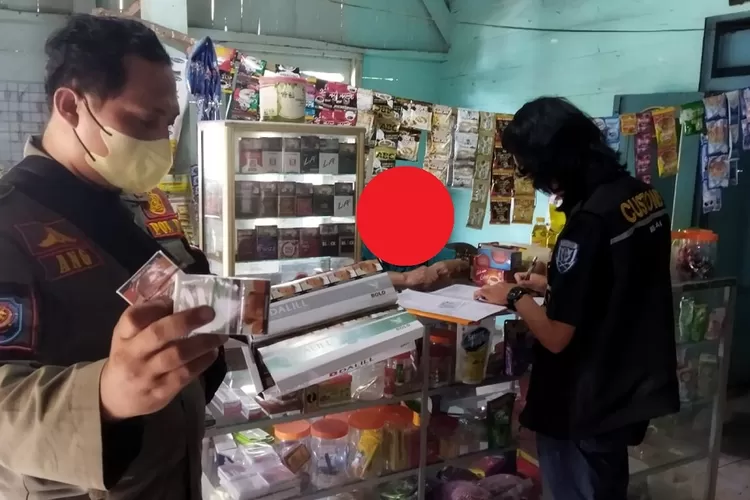 Satuan Polisi Pamong Praja (Satpol PP) Kabupaten Batang bersama Kantor Pengawasan dan Pelayanan Bea dan Cukai Tipe Madya Pabean C Tegal saat menggelar operasi rokok ilegal. (Muslihun)