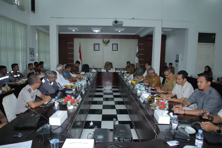  Bupati Asahan saat memimpin rapat terkait persoalan jalan tol  (Realitasonline.id/HS)