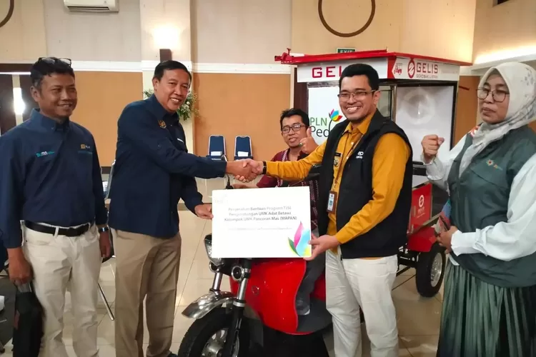 HADIAH : Camat Pancoranmas, Zikri Dwi Darmawan secara simbolis menerima pemberian gerobak listrik untuk UMKM Mandiri Pancoranmas, belum lama ini.&nbsp; (ALDY RAMA/RADAR DEPOK)