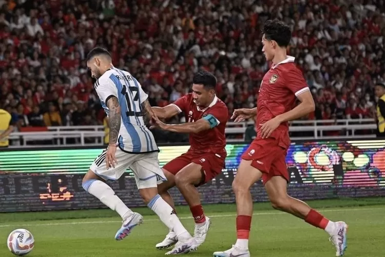 Pemain Timnas Argentina Cristian Romero berusaha lepas dari kawalan kapten Timnas Indonesia Asnawi Mangkualan (Instagram Cristian Romero)