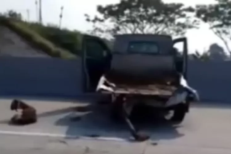 Kondisi pikap usai mengalami kecelakaan di Tol Ngawi-Solo. (Instagram @malangraya_info)