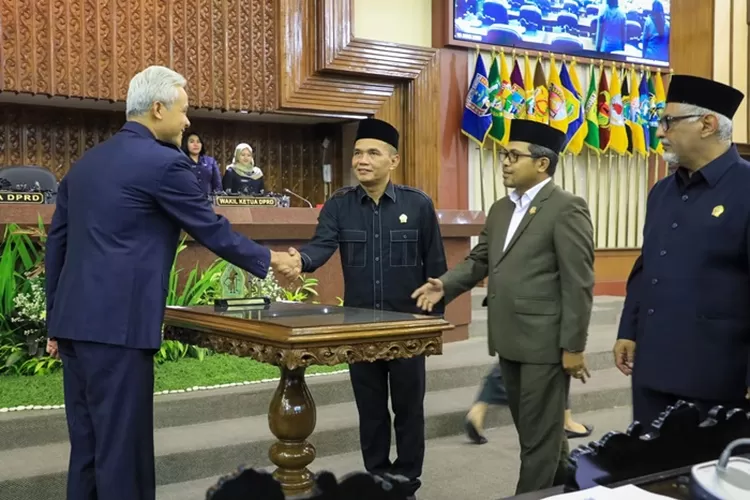 Gubernur Jateng Ganjar Pranowo saat menyepakati Hari Jadi Jawa Tengah bersama DPRD.  (Humas Jateng)