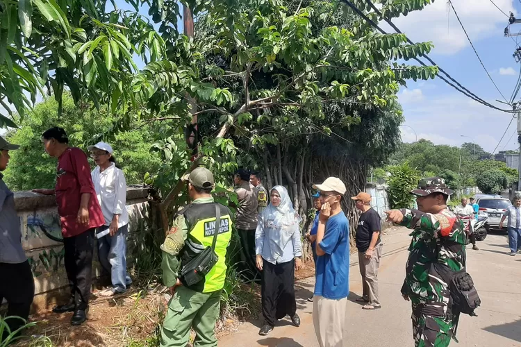 TINJAU : Pengecekan lokasi terjadinya pelemparan batu di Jalan Pendamping Tol, Kelurahan Cisalak, Kecamatan Sukmajaya pada Selasa (20/6).