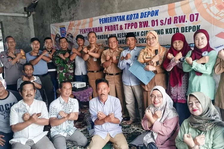 RAMAI : Penyuluhan oleh satgas PKDRT Kelurahan Pondok Jaya di kediaman ketua RW1. (ANDIKA EKA/RADAR DEPOK)