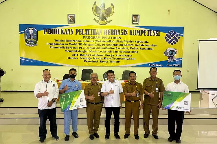 Imron Fatoni selaku Kepala Kantor Cabang BPJS Ketenagakerjaan Surabaya Darmo (tengah) usai penyerahan secara simbolis kartu BPJAMSOSTEK