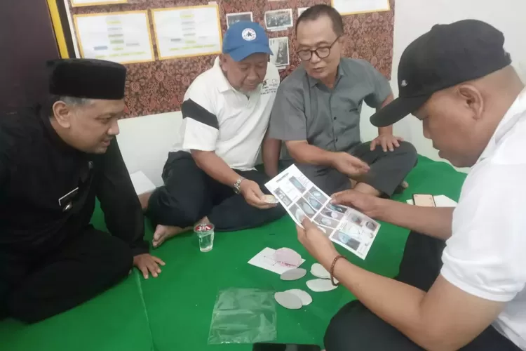 : Lurah Pondok Cina, Denny Ferdian (kiri) saat mendampingi para Lansia terkait ekoenzim.