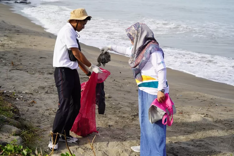 Lewat Aksi Bersih Pantai Padang, PLN UID Sumbar dan DLH Kumpulkan 636 Kg Sampah (Humas PLN )