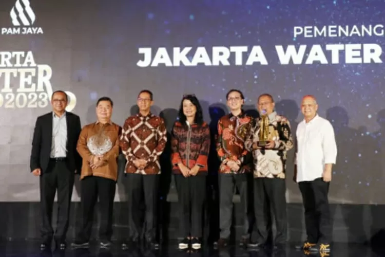 Pj Gubernur DKI Jakarta fose bersama para penerima  award  Jakarta  Water  Hero 2023 dari PAM Jaya, di JIEP Pulomas, Jakarta Timur, Selasa (20/6/2023).
