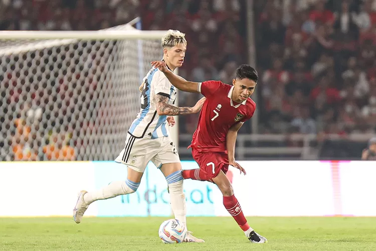 Marselino Ferdinan dan Alejandro Garnacho di laga Indonesia vs Argentina
