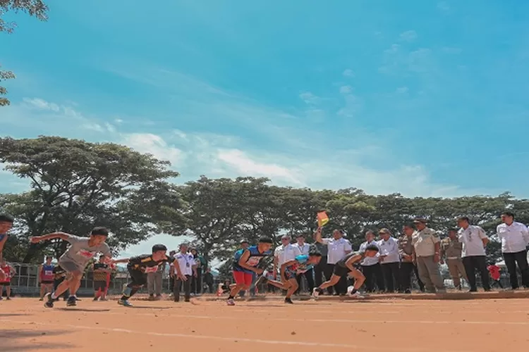 Walikota Padangsidimpuan Lepas Pertandingan 100 M Putra Bersama Forkopimda Padangsidimpuan (Realitasonline.id/ivan)