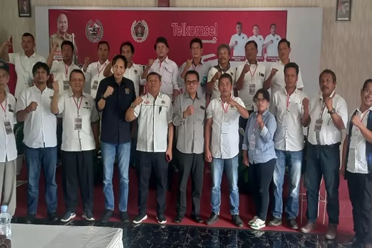 Peserta Workshop jurnalis digital foto bersama nara sumber dari PWI Sumut dan pengurus PWI Bonapasogit (Realitasonline.id/MN)