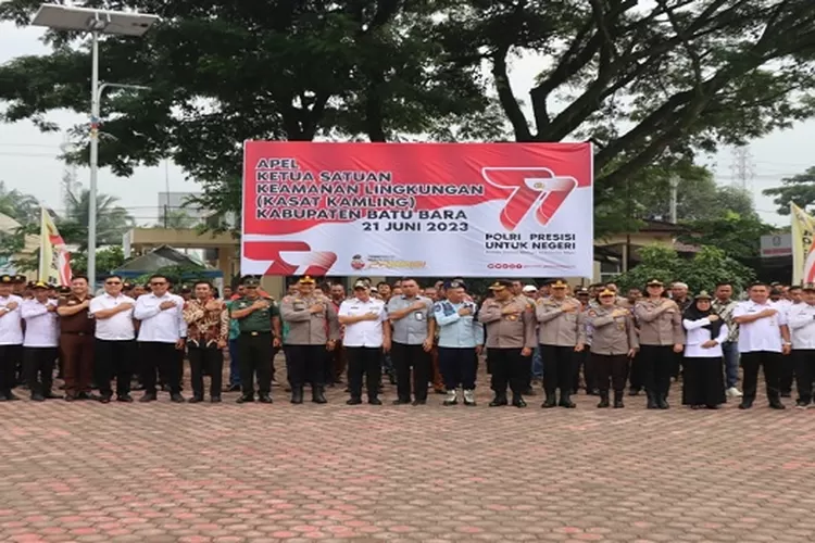 Peserta apel Ketua Satpel Kamling Batubara photo bersama sesudah pelaksanaan apel  (Realitasonline/H.Guntur Sinaga)