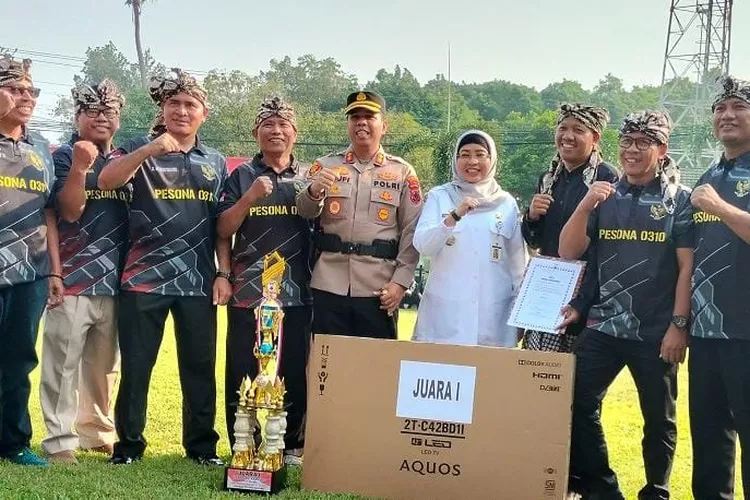 Kapolres Batang AKBP Saufi Salamun,  Pj Bupati Batang Lani Dwi Rejeki foto bersama dengan pemenang lomba Satkamling RT 03 RW 04 Perum Pesona Griya Kauman. (Muslihun)