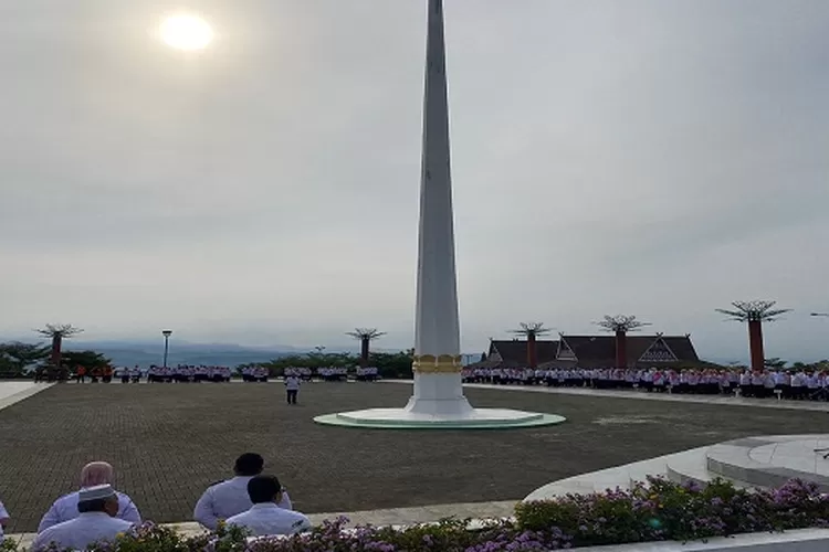 Bupati Tapsel H Dolly Pasaribu memimpin apel pagi gabungan di Lapangan Parade Perkantoran Pemerintahan Tapsel di Sipirok  (Realitasonline.id / Riswandy)