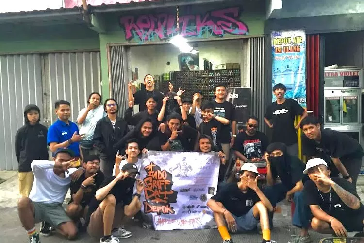 KEMBANGKANBAKAT : Kekompakan anggota Komunitas Repliks Graffiti Store saat foto bersama di Tapos Kota Depok. DOK.PRIBADI