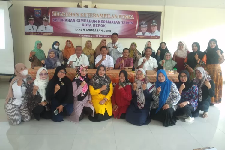 Foto bersama anggota PEKKA Kelurahan Cimpaeun usai acara pelatihan pengolahan makan di aula Kelurahan.