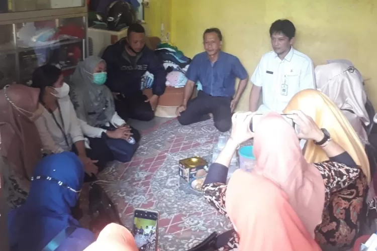 Stakeholder Kelurahan Cilangkap melakukan kunjungan kerumah warganya yang sedang sakit kanker di wilayah RW1 Kelurahan Cilangkap