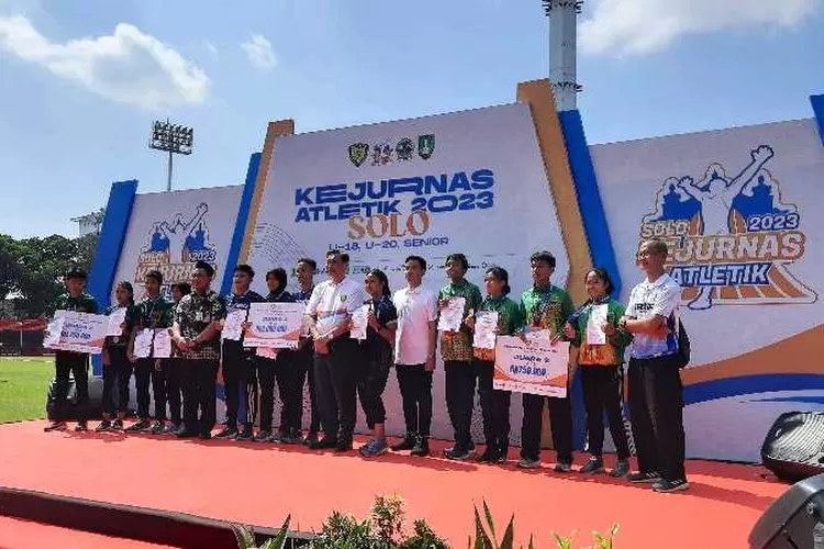 Ketua PB PASI Luhut Binsar Pandjaitan bersama Wali Kota Solo Gibran Rakabuming usai menyerahkan medali kepada atlet atletik di Kejurnas (Endang Kusumastuti)