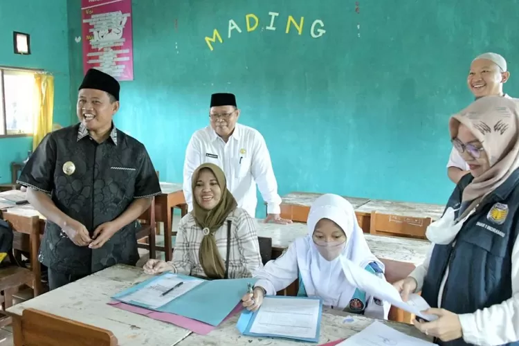 Wakil Gubernur Jawa Barat Uu Ruzhanul Ulum meninjau pelaksanaan Penerimaan Peserta Didik Baru di SMA Negeri 1, Kabupaten Indramayu, Rabu (21/6/2023). (Humas Jabar)