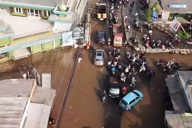 BANJIR: Banjir beberapa waktu lalu di simpang Mampang Kecamatan Pancoranmas Kota Depok.  (RADAR DEPOK)