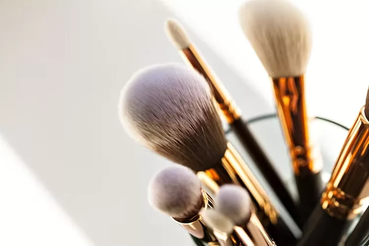 Tips kecantikan: Inilah cara mebersihkan brush make up di rumah (Freepik)