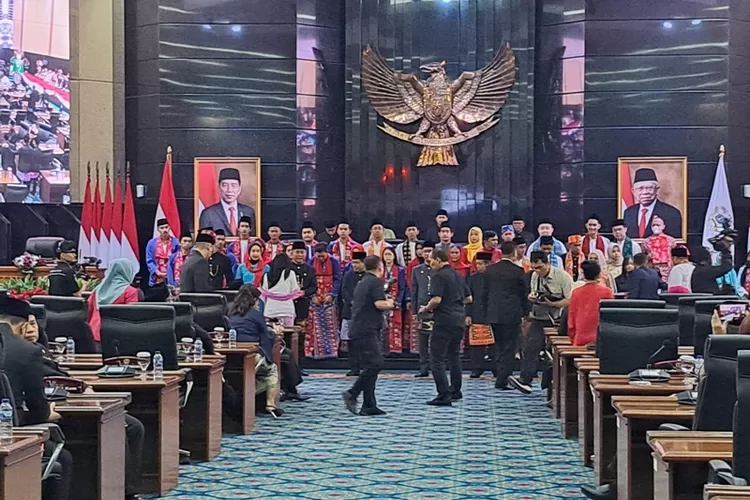 Suasana pemberian penghargaan kepada atlet berprestasi DKI Jakarta  pada acara HUT ke-496 di ruang sidang DPRD DKI Jakarta, Kamis (22/6/2023).