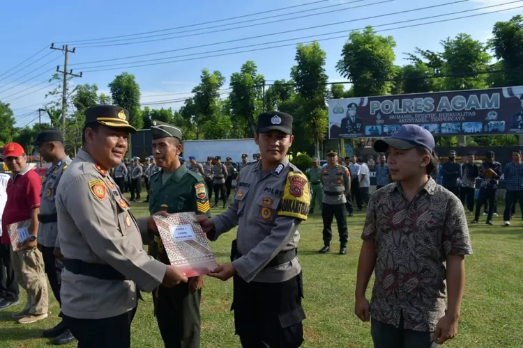 Tiga personel Satuan Keamanan Lingkungan (Satkamling) di wilayah hukum Polres Agam menerima piagam penghargaan (AMC News)