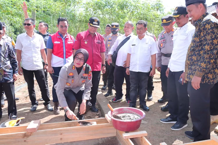 Hari Bhayangkara ke 77, Polres Payakumbuh Berikan Bantuan Bedah Rumah Warga (ist)