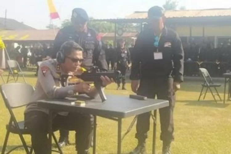 Kapolda DIY Irjen Pol Suwondo Nainggolan secara simbolis membuka acara dengan menembak menggunakan senjata api modern Sig Sauer MPX 9 mm. (istimewa )
