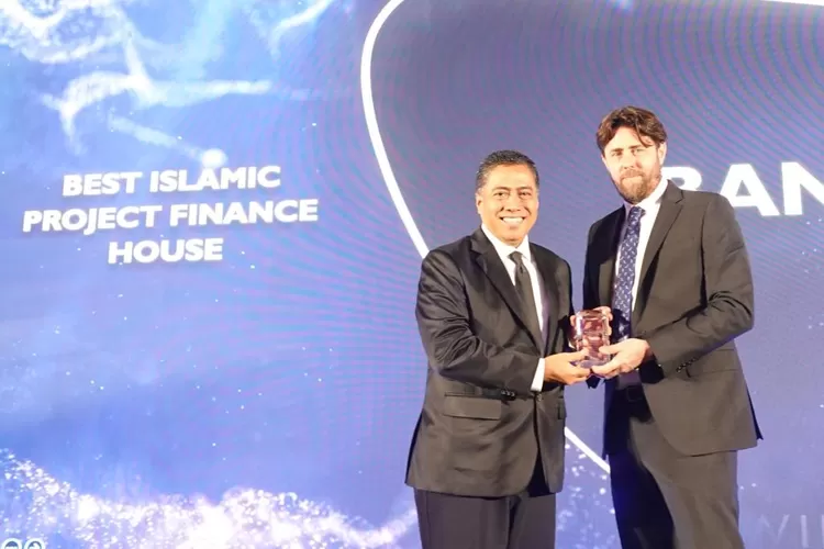 Direktur Consumer Bank BTN Hirwandi Gafar menerima penghargaan&nbsp;The Best Islamic Project Finance House 2023 untuk Bank BTN Syariah. (BTN)