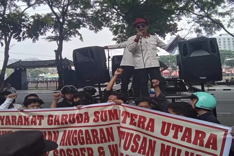 Aksi demo di depan pagar gedung DPRD Sumut menyoroti anggaran sosper (Realitasonline.id/mis)