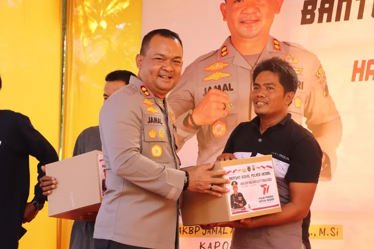 Kapolres Kendal menyerahkan bantuan kepada warga di Dusun Persilan Turunrejo Brangsong dalam rangka HUTBhayangkara ke 77. (Edi Prayitno)