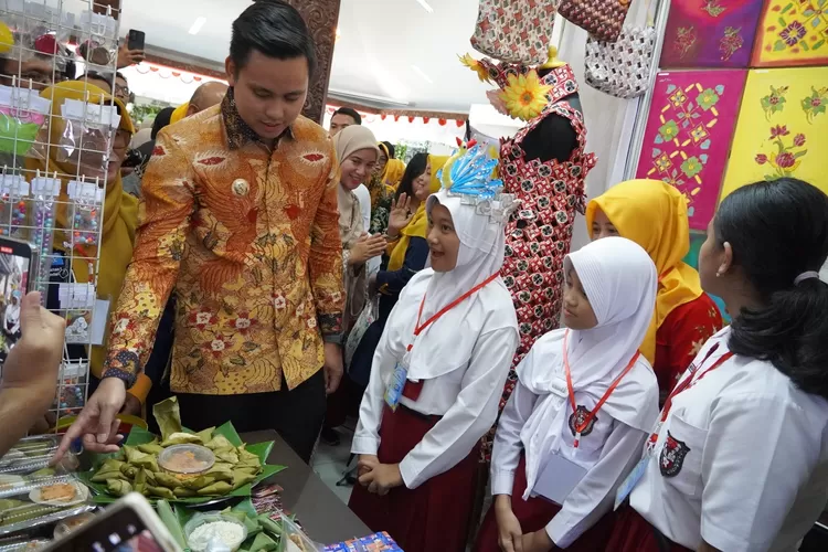 Bupati Kendal Dico M Ganinduto ketika berdialog dengan pelajar di Kendal.  (Edi Prayitno)