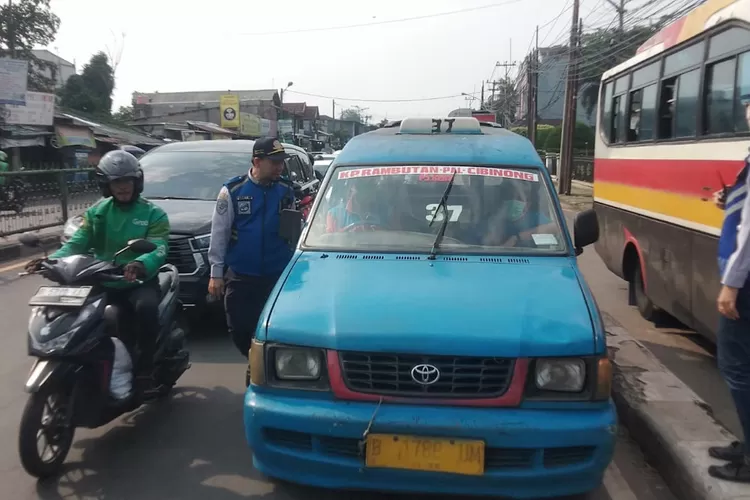 GIAT : Badan Pengelola Tranportasi Jabodetabek (BPTJ) meninjak anggkutan umum yang melanggar administrasi di Jalan Raya Bogor KM 29, Kelurahan Mekarsari, Kecamatan Cimanggis pada Kamis (22/6). (ANDIKA EKA/RADAR DEPOK)