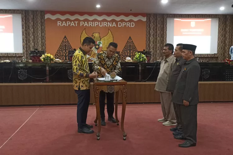 Bupati Kendal menandatangani persetujuan bersama terhadap Raperda tentang pertanggungjawaban pelaksanaan APBD tahun anggaran 2022.  (Edi Prayitno/kontributor Kendal)